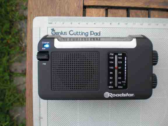 Roadstar opwindradio, voorkant